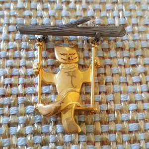 VINTAGE ULTRA‎ CRAFT SWINGING CAT Brooch